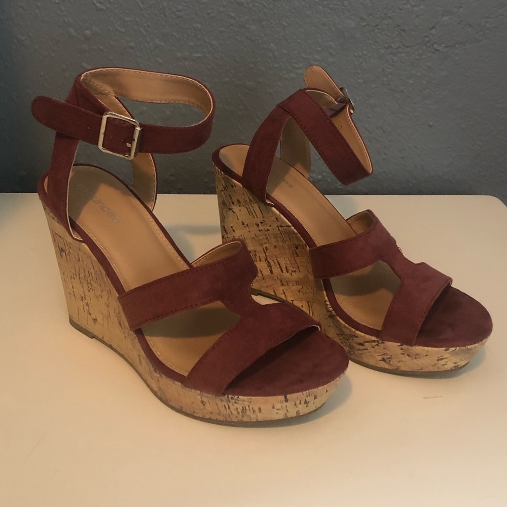 Maurice’s size 8 mauve wedge sandals